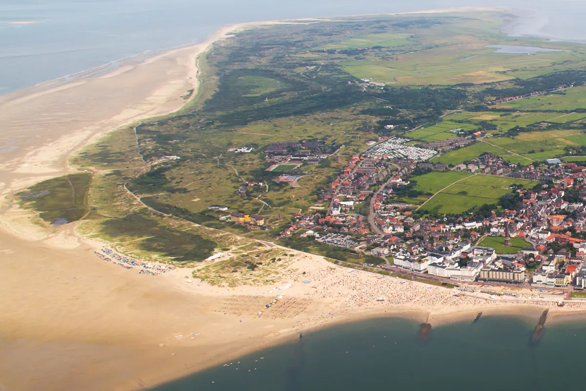 Luftbildaufnahme der Nordseeinsel Borkum